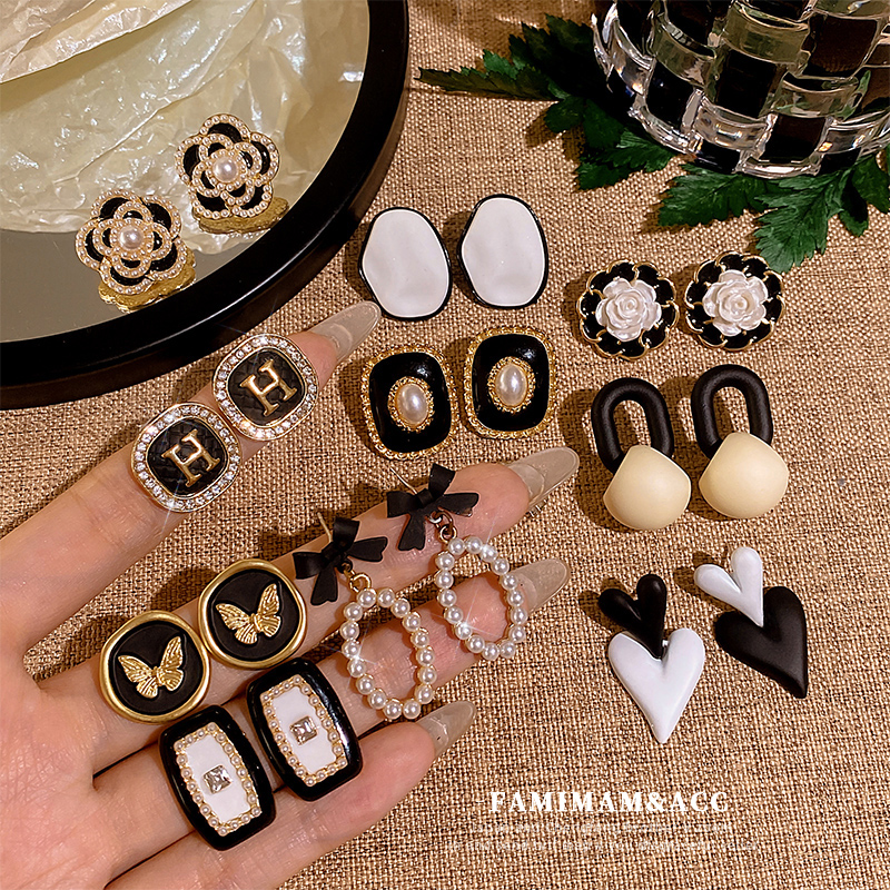 Black Chanel Style Stud Earrings 2023 New Arrival Best Selling Niche Design Pearl Earrings Refined Wild Earrings Women