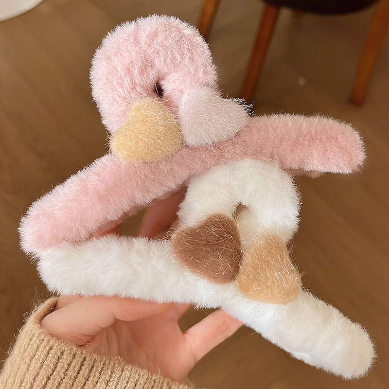 Stuffed Can Be Heart Grip Autumn and Winter Plush Stuffed Barrettes Female Back Head 2024 New Arrival Classy Large Shark Clip Headdress