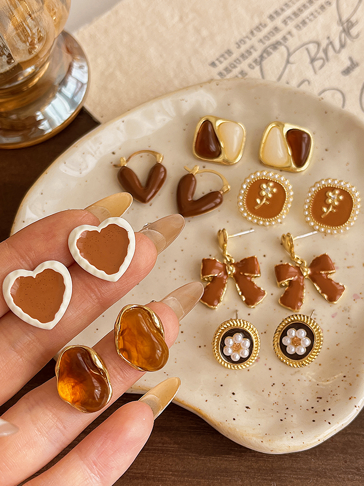 Brown Retro Stud Earrings Fancy Elegant New Arrival 2023 Hot-Selling Earrings Small Square round Face French Autumn/Winter Earrings