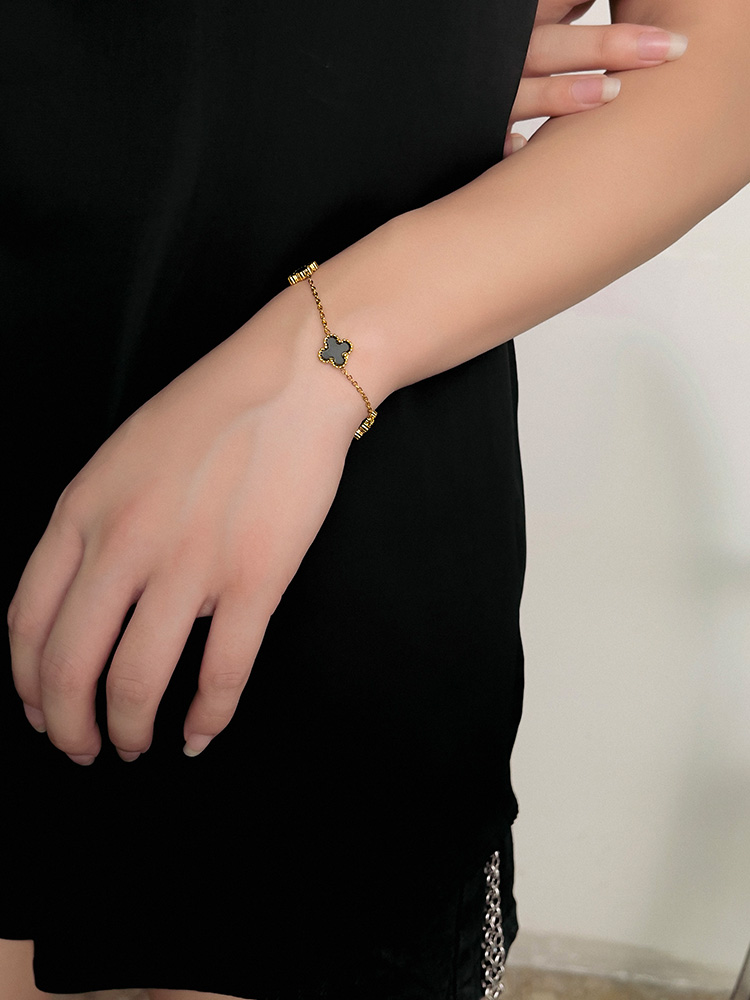 Accessible Luxury Female Clothes In Black And White Titanium Steel Elegant Four-Leaf Clover Bracelet