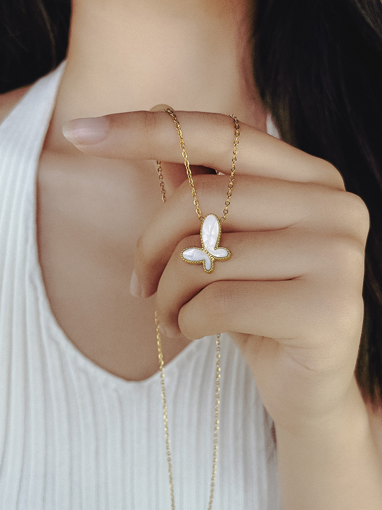 Accessible Luxury Stylish Butterfly 2023 New Arrival Necklace Tide Stylish Temperament Clavicle Chain Shell Patch Pendant Titanium Steel