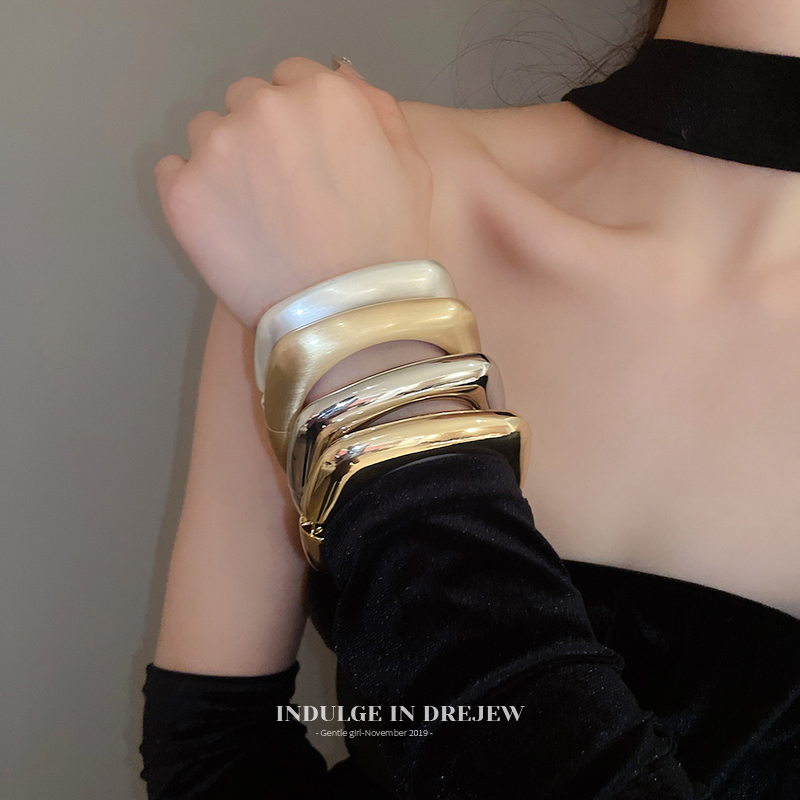 Retro Style Wide Face Geometric Open Bracelet Accessible Luxury Fancy Elegant Bracelet 2025 New Arrival Minimalist Metal Bracelet