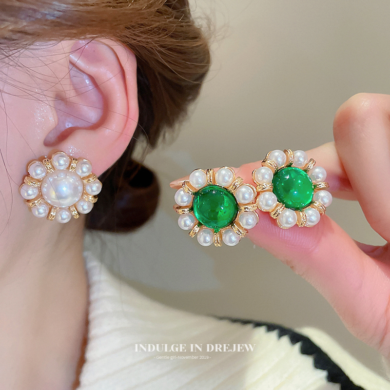French Style Retro Debutante Style round Pearl Stud Earrings Accessible Luxury Fancy Elegant Earrings 2025 New Earrings Women