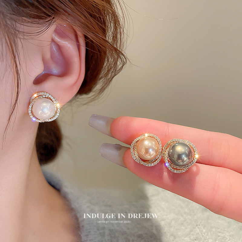 Delicate Pearl Stud Earrings for Women Fancy 2025 New Arrival Best Selling Unique Earrings Niche Design Graceful Earrings