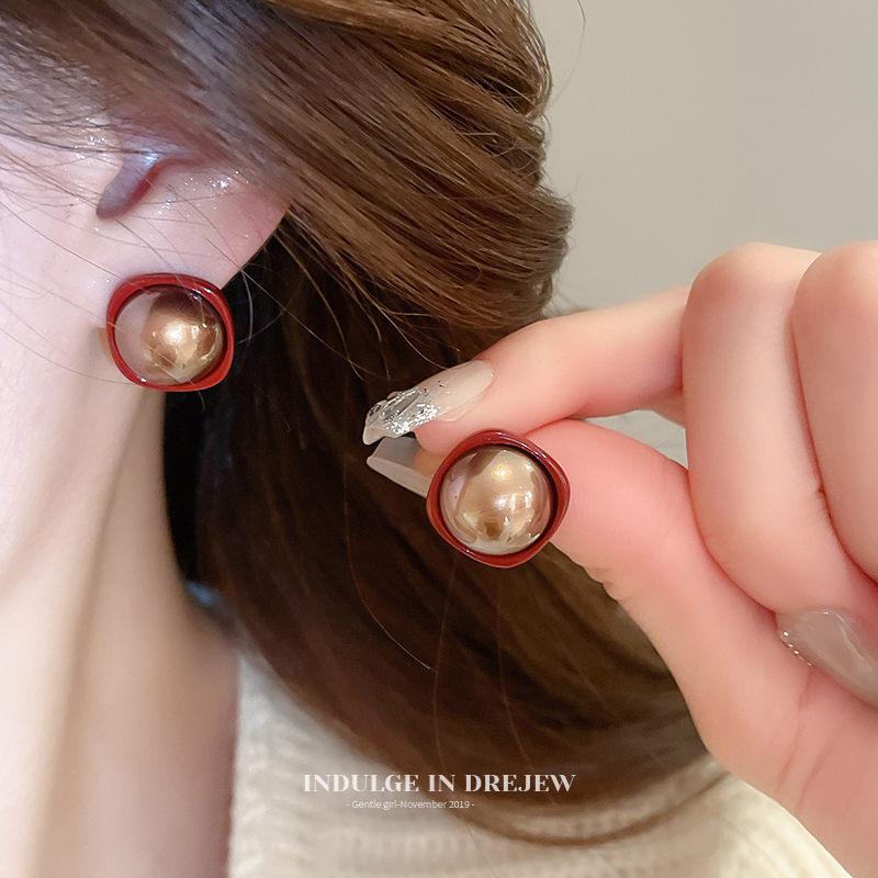 Retro Red Square Pearl Stud Earrings 2025 New Arrival Best Selling Elegant Earrings Accessible Luxury Fancy Fashion Earrings