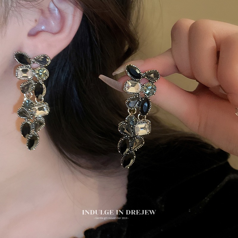Black Crystal Necklace 2025 New Arrival Best Selling Clavicle Chain Fancy Light Luxury Minority Necklace Accessories for Women