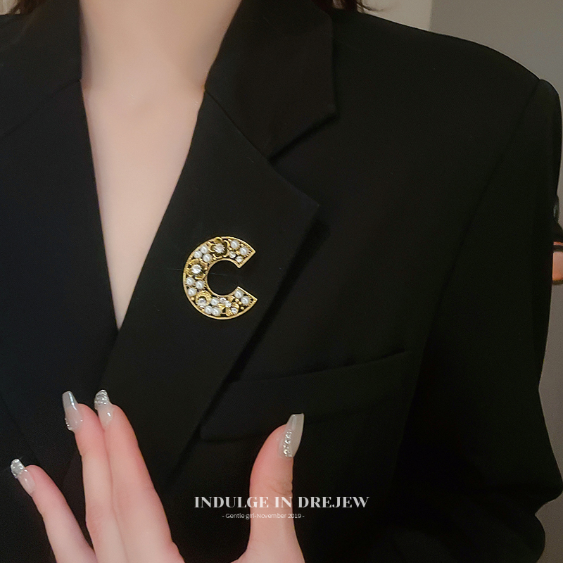 French C- Shaped Pearl Brooch Classy Exquisite Fashion Pin Corsage Accessible Luxury Fancy New Suit Ornament