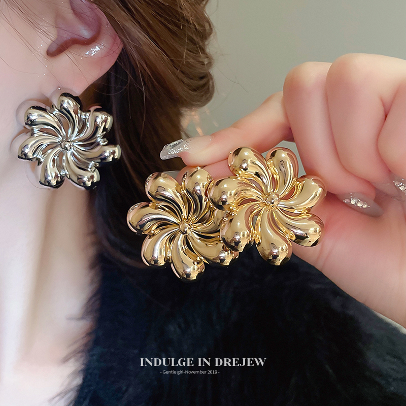 Retro Metal Glossy Flower Stud Earrings Accessible Luxury Fancy Elegant Generous Earrings 2025 New Arrival Best Selling Earrings for Women