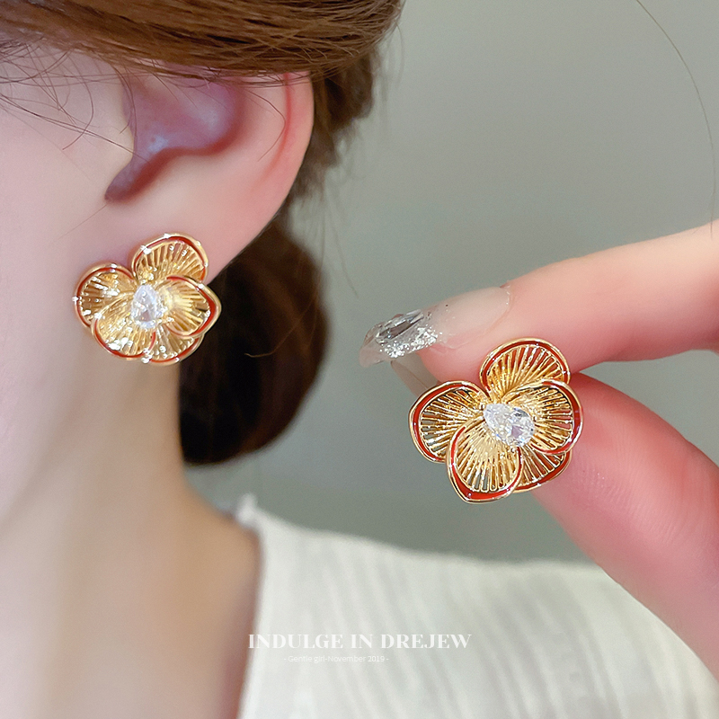 Retro Metal Zircon Three-Dimensional Petals Ear Studs Accessible Luxury Fancy Elegant Earrings 2025 New Arrival Best Selling Earrings for Women