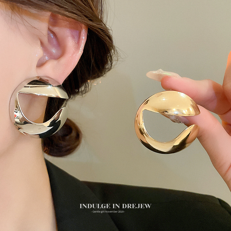 Fashion Asymmetrical Hollow Ear Stud Accessible Luxury Fancy Elegant Earrings Niche Design Metallic Earrings for Women