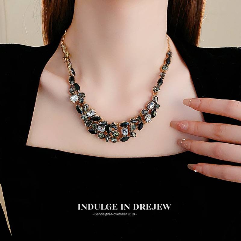 Black Crystal Necklace 2025 New Arrival Best Selling Clavicle Chain Fancy Light Luxury Minority Necklace Accessories for Women