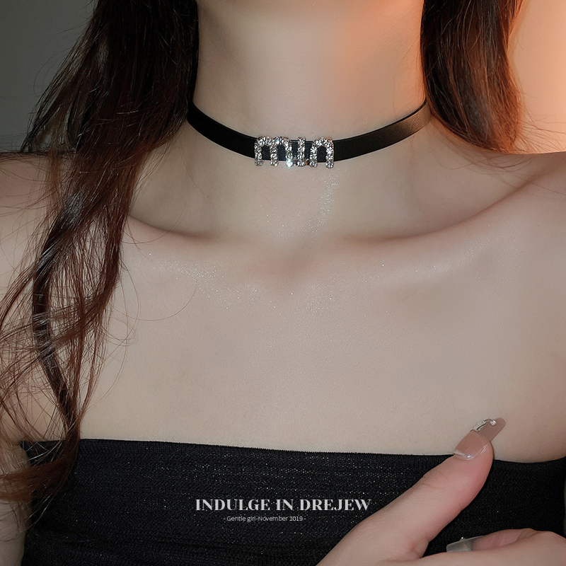 Black Leather Necklace for Women Light Luxury Minority Sexy Style Neck Band Choker Clavicle Chain 2025 New Arrival Best Selling Accessories