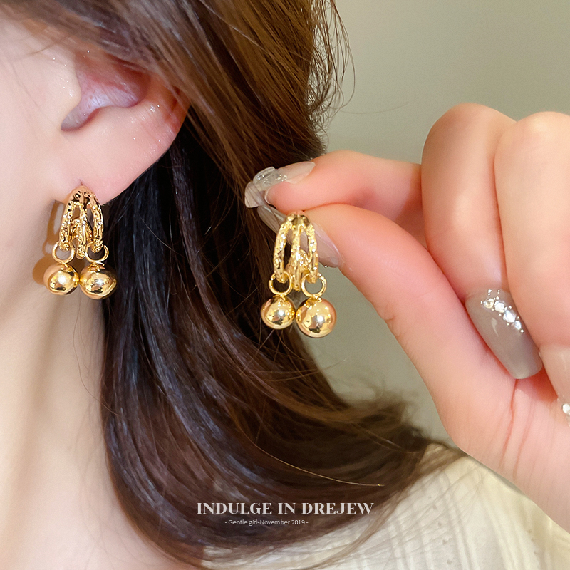 Retro Gold Ruched C- Shaped Ball Stud Earrings Accessible Luxury Fancy Dignified Generous Style Metal Earrings Unique Earrings for Women