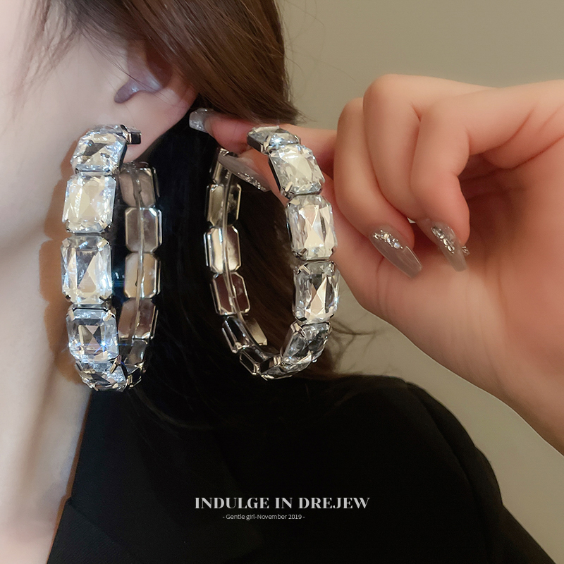Fashion Large Circle Earrings 2025 New Arrival Best Selling Fancy Ear Ring Elegant Face-Showing Small Circle Earrings for Women