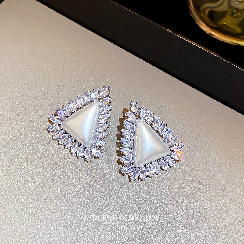 Retro Style Zircon Triangle Pearl Stud Earrings Accessible Luxury Fancy Elegant Generous Earrings New Arrival Exquisite Exaggerated Earrings