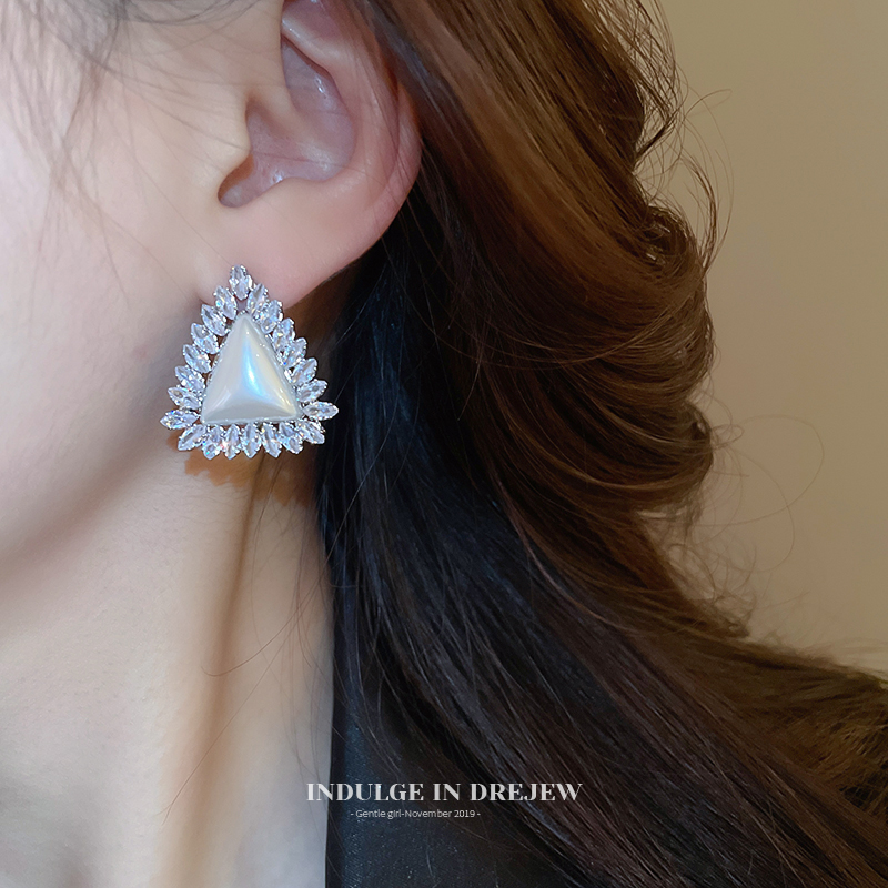 Retro Style Zircon Triangle Pearl Stud Earrings Accessible Luxury Fancy Elegant Generous Earrings New Arrival Exquisite Exaggerated Earrings
