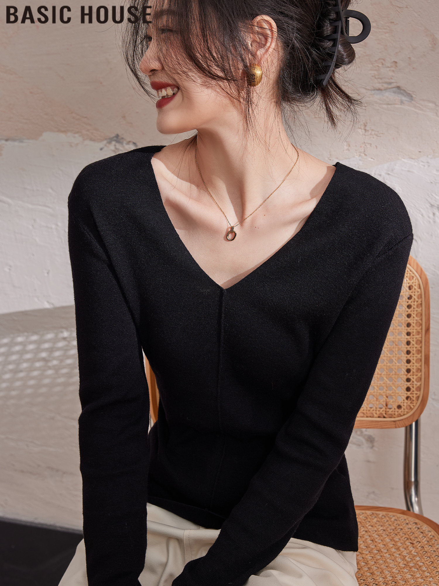 Basic House 2025 Spring New Arrival! Baijiahao Qingyu Moan Black V-neck Knitted Base Shirt for Women