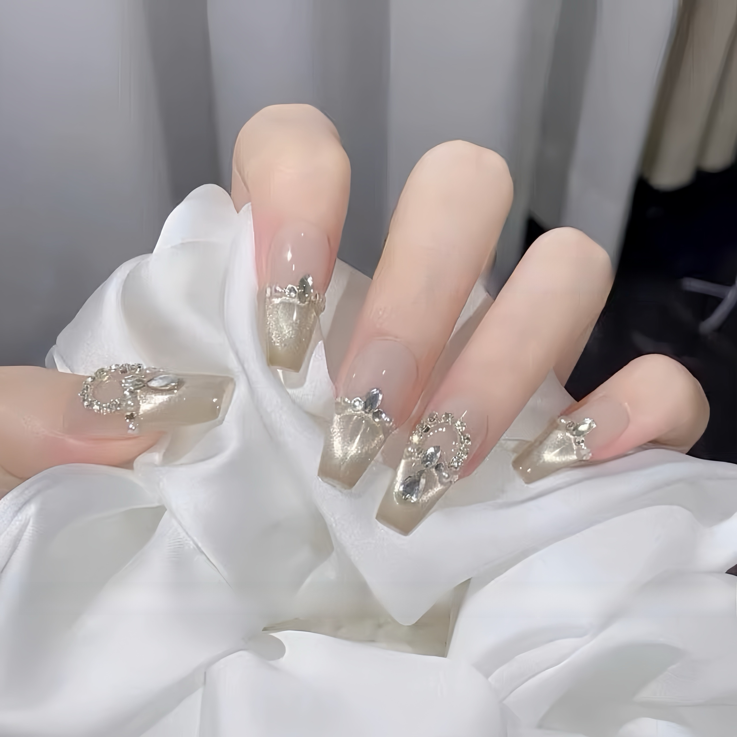 Wearing Armor on the Escape Princess Flashing Bead Curtain Diamond in the Debris Cat's Eye