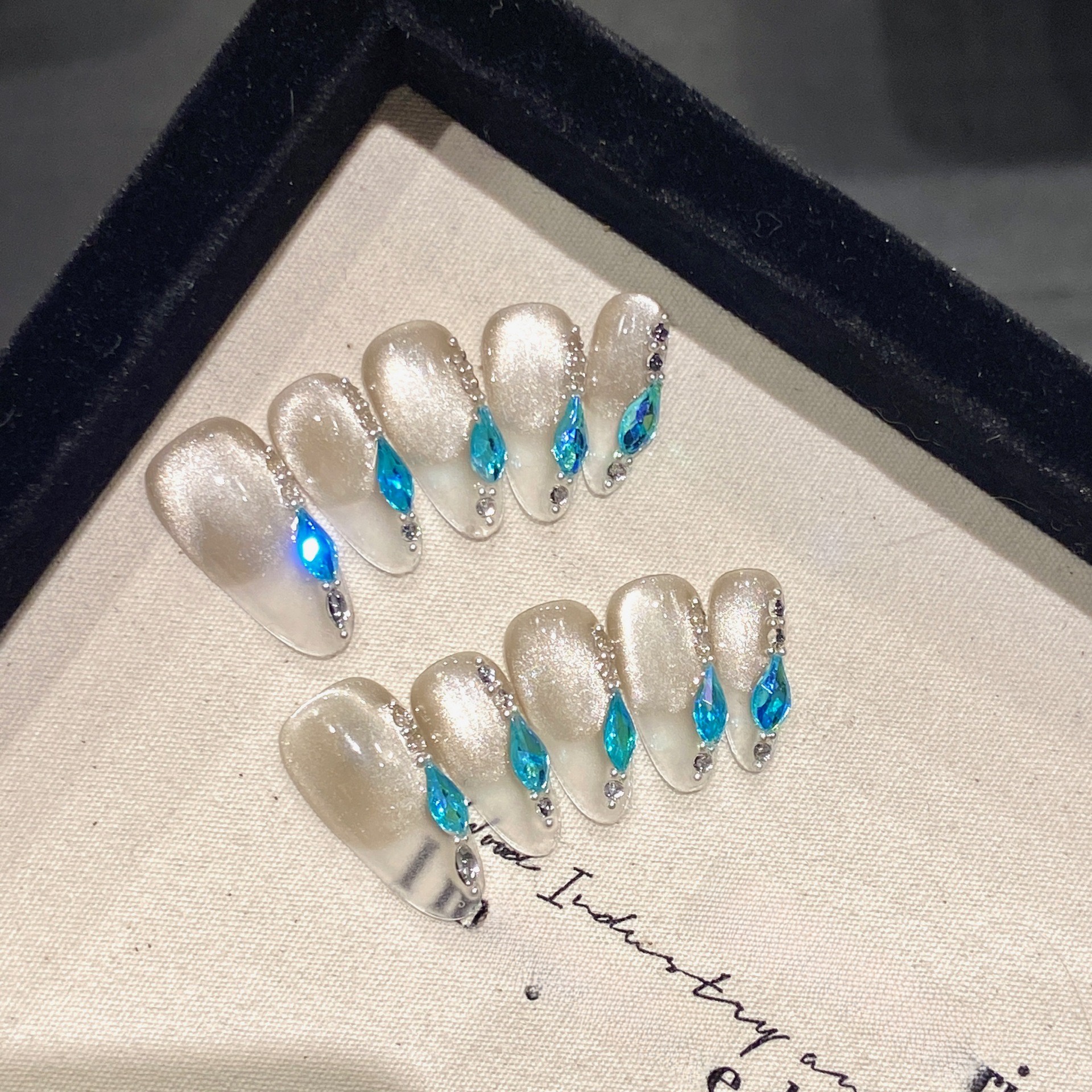 Gradient Ice Transparent Porcelain White Cat's Eye Diamond in the Debris Wear Armor